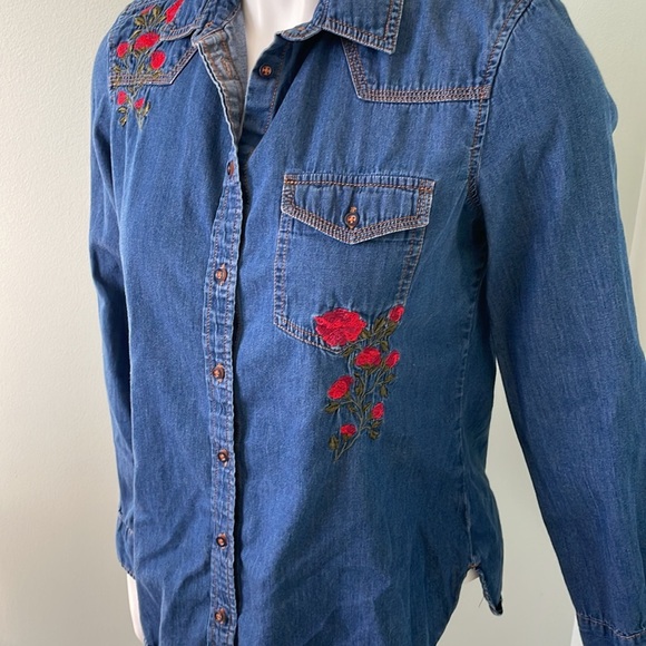 Zara embroidered flower classic chambray button down shirt size small - Picture 3 of 5